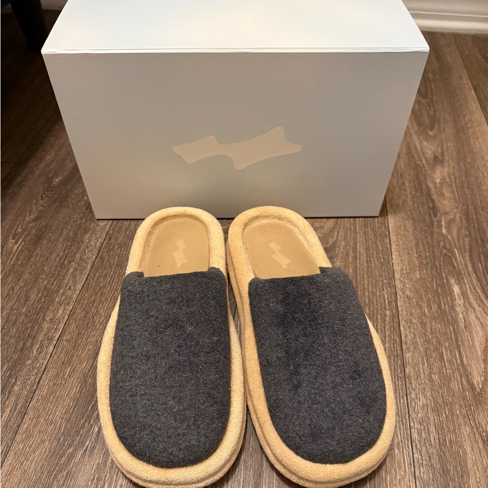 Skylrk Justin Bieber Brand Two-Tone Slide Slippers in Charcoal and Tan